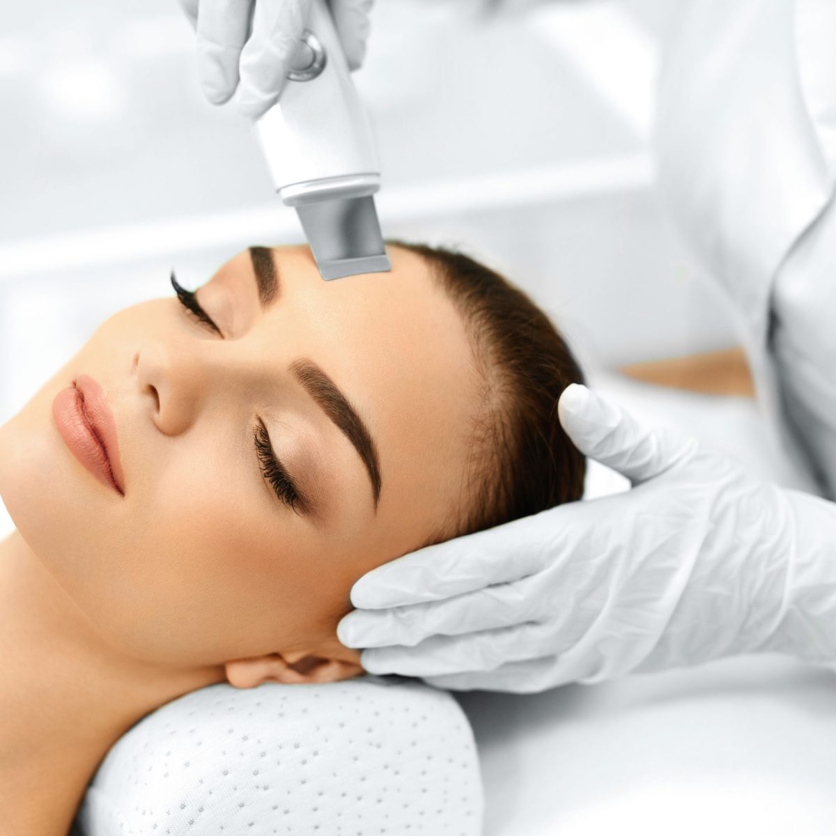 49277303 - skin care. close-up of beautiful woman receiving ultrasound cavitation facial peeling. ultrasonic skin cleansing procedure. beauty treatment. cosmetology. beauty spa salon.